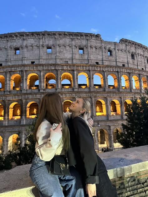 Rome With Best Friend, Europe Trip With Friends, Best Friends In Europe, Italy With Best Friend, Euro Trip Aesthetic, Rome With Friends, Italy Girls Trip, Italy With Friends, Friends In Italy