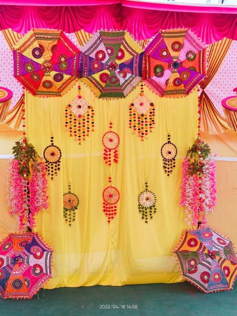 Mehendi Background Decor, Mehendi Decor Ideas Simple, Mehendi Simple Decor, Haldi Home Decor Ideas, Mehndi Background Decoration, Mehndi Stage Decor, Mehndi Stage, Haldi Decoration Ideas, Haldi Ceremony Decorations