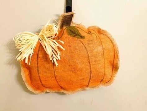 🎃 Easy burlap pumpkin door hanger 🎃 | By Windy City Crafts Burlap Pumpkin Door Hanger, Picket Fence Decor, Pumpkin Felt, Clothespins Diy, Clothespin Diy Crafts, Easiest Burlap, Scare Crow, Burlap Pumpkins, Burlap Door Hanger