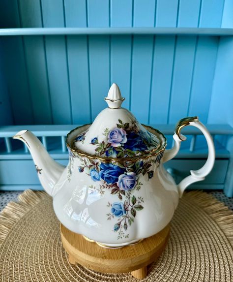 💙 Royal Moonlight Rose Teapot: A Vintage Delight! 🫖✨ This captivating Royal Albert teapot boasts a stunning Moonlight Rose design in vibrant blues and purples.  The gold trim is flawless on the pot itself, but the lid has some minor gold loss (💙 please inspect pictures carefully and use the zoom function to see details 💙 ).  Overall, it's in very good vintage condition with no cracks or chips, and the price reflects this minor imperfection. 💙  Dimensions: ~ Length (handle to spout): 22 cm ( Roses Decor, Bone China Teapots, Rose Teapot, Beautiful Teapots, China Teapot, Minimal Gold, China Blue, Rose Decor, Porcelain Teapot