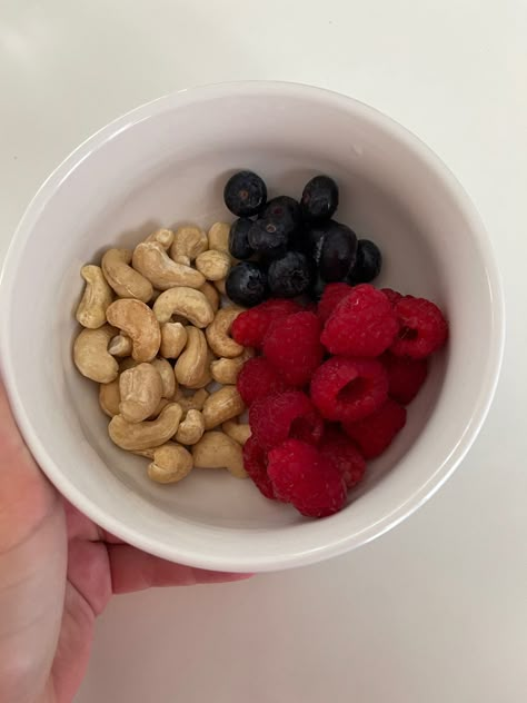 Healthy Snack Inspiration, Snacks Healthy Aesthetic, Simple After School Snacks, Healthy Food Simple, Healthy Snack Aesthetic, Low Cal Snacks Healthy, Low Calorie Snacks Easy, Minimalist Meals, Healthy Snacks Aesthetic