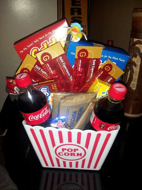 Movie gift basket Ideas For Movie Night, Christmas Snow Globe Craft, Gift Baskets Ideas, Movie Basket Gift, Movie Night Basket, Movie Night Gift Basket, Pretty Gift Wrapping Ideas, Movie Night Gift, Christmas Gift Baskets Diy