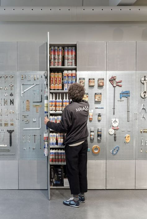 Merchandise Storage Ideas, Industrial Design Workshop, Warehouse Organization, Tool Display, Architect Studio, Luis Diaz, Hobby Storage, Factory Interior, Atelier Design