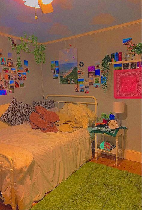 Bedroom Aesthetic Grunge, 80s Bedroom Ideas, Pastel Aesthetic Room, 80s Bedroom Aesthetic, Indie Bedroom, 80s Bedroom, Danish Pastel Aesthetic, 80s Decor, Store Room