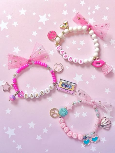 Pulceras de Barbie 💋ideas 💕💞💓💗💖💘💝🩷🩷 Beaded Bracelets Barbie, Beaded Barbie Bracelets, Barbie Themed Bracelet, Barbie Inspired Beaded Bracelet, Cute Small Bead Bracelet Ideas, Barbie Inspired Bracelet, Barbie Bracelet Beads, Barbie Beaded Bracelet, Barbie Friendship Bracelet