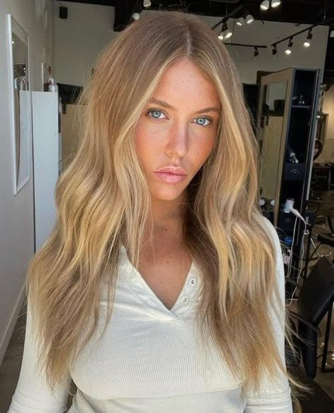 Honey Blonde Hair with Highlights and Lowlights Icy Blonde Hair Color, Blonde Hair With Lowlights, Warm Blonde Hair, Blonde Lowlights, Bright Blonde Hair, Hair With Lowlights, Summer Blonde Hair, Dark Blonde Hair Color, Color Rubio