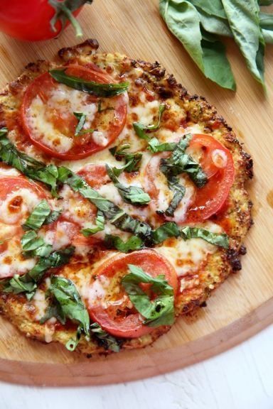 These healthy cauliflower pizza recipes are SO delicious and SO easy to make. We're personally loving the gluten-free, edamame, arugula, and pesto pizza (recipe on site) Healthy Pizza Crust, Cauliflower Breadsticks, Bariatric Food, Cauliflower Pizza Crust, Healthy Pizza Recipes, Vegan Ideas, Resep Diet, Cauliflower Pizza, Cauliflower Crust Pizza