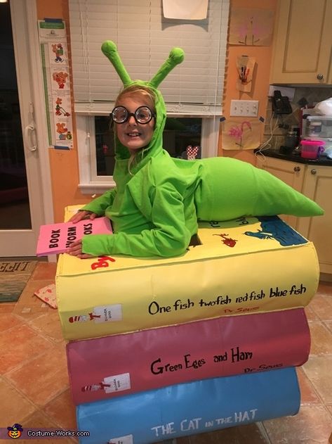 Book Worm DIY costume Diy Fantasia, Best Diy Halloween Costumes, Best Friend Halloween Costumes, Great Halloween Costumes, Halloween Memes, Couple Costumes, Costume Works, Diy Halloween Costumes For Kids, Diy Halloween Costume