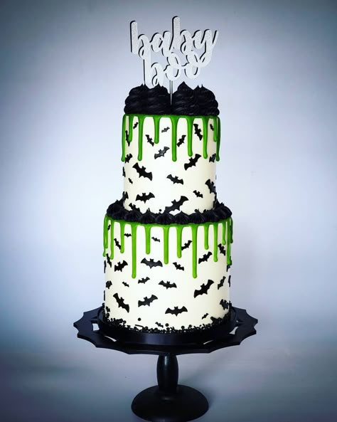 Gothic Baby Shower Cake, Halloween Baby Shower Cakes For Boys, Spooky Baby Shower Cake, Bat Baby Shower Ideas, Halloween Gender Reveal Cake, Goth Baby Shower Ideas, Baby Shower Drip Cake, Spooky Baby Shower Ideas, Halloween Baby Shower Cake