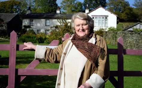 Patricia Routledge, Beatrix Potter Illustrations, Beatrice Potter, Puddle Duck, Rabbit Garden, Keeping Up Appearances, Intelligent Women, Tv Station, British Tv