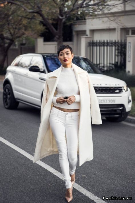 10+ Ways To Pull Off All White Outfits This Winter White Coat Outfit, Winter White Outfit, Cream Outfits, Monochromatic Outfit, Monochrome Outfit, All White Outfit, Coat Outfits, Style Chic, Mode Inspiration