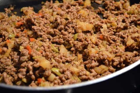 Puerto Rican Picadillo, Picadillo Empanadas, Latin Meals, Spanish Meals, Spanish Dish, Beef Empanadas Recipe, Picadillo Recipe, Sauce Bolognaise, Puerto Rican Cuisine