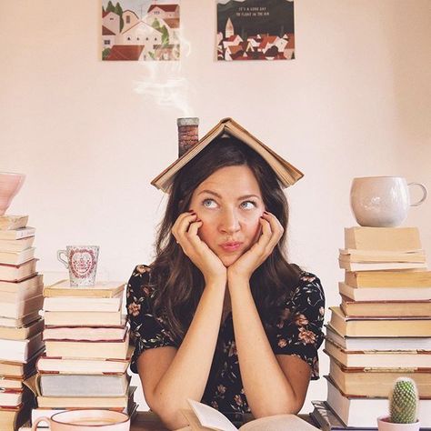 Portrait With Books, Aesthetic Self Portrait, Library Photo Shoot, Creative Self Portraits, Photographer Video, Photography Ideas At Home, Book Photography Instagram, Photo Hacks, Teacher Photo