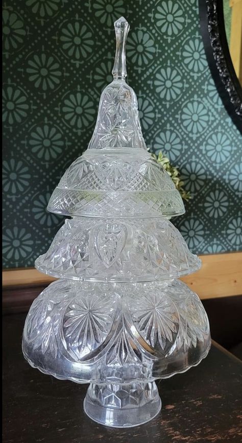 Diy Crystal Christmas Tree, Light Globes, Crystal Trees, Diy Christmas Gifts For Friends, Christmas Tress, Glass Trees, Glass Things, Teacup Crafts, Vintage Christmas Crafts