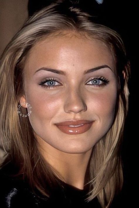 Iconic Makeup Looks Celebrity 90s, Sleek Eye Makeup, 90s Rave Makeup Looks, 90s Grey Makeup, 90s Smoky Makeup, Penny Lane Makeup, 80s Everyday Makeup, 2006 Makeup Look, Night Makeup Looks Blue Eyes