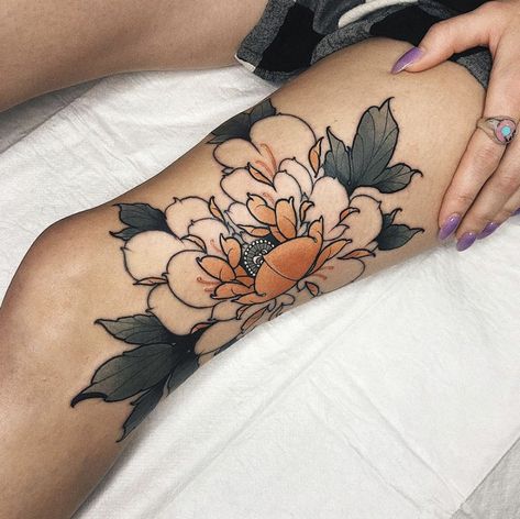 Dainty Traditional Tattoos, Thigh Tattoo Traditional, Thigh Tattoos Women Traditional, Peony Thigh Tattoo, Peony Tattoo Color, Traditional Thigh Tattoo, Als Tattoo, Japanese Flower Tattoo, Traditional Tattoo Flowers