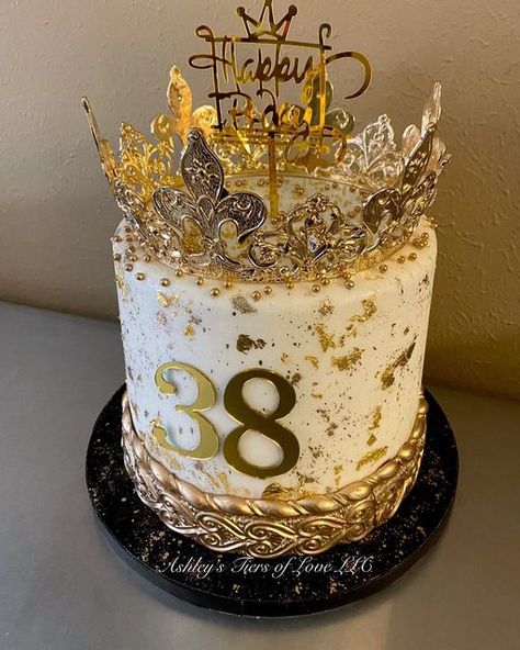 Cakes With Crowns On Top, Queen Birthday Cake Crowns, Queen Birthday Party Ideas, Queen Birthday Cake, Birthday Cake Crown, Queens Birthday Cake, Queen Birthday Party, Cake Design For Men, Sweet 16 Party Decorations