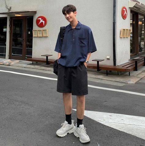 Korean Outfits Men, College Outfits Men, Tall Men Fashion, Button Collar Shirt, Fashion Men Casual, Polo Shirt Outfits, Polo Outfit, Shirt Outfit Men, Minimalist Fashion Men