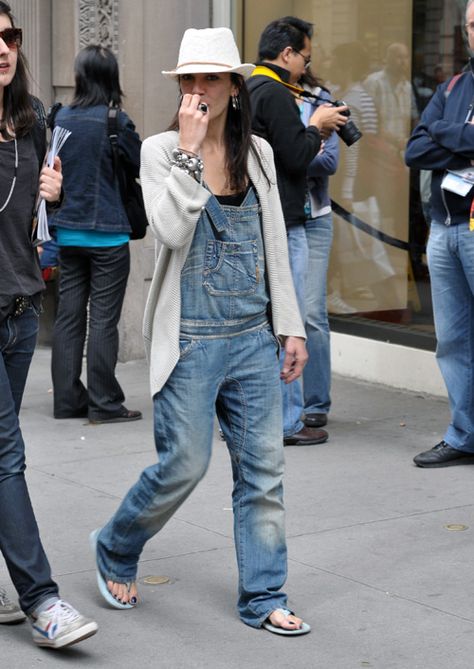 C Look 80s, Denim Street Style, Mode Hippie, Overalls Outfit, Denim Dungarees, Moda Jeans, Denim Day, Fashion Victim, Manish