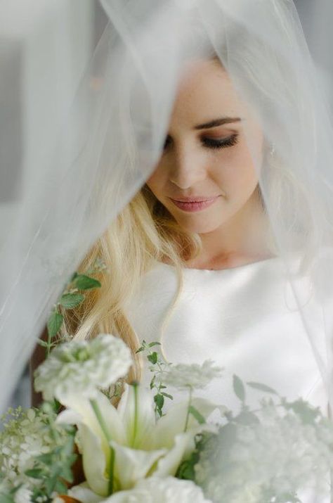 White Veil, Bridal Photography Poses, Bride Pictures, Bride Portraits, Bride Photoshoot, Wedding Picture Poses, Bridal Pictures, City Lifestyle, Intimate Elopement