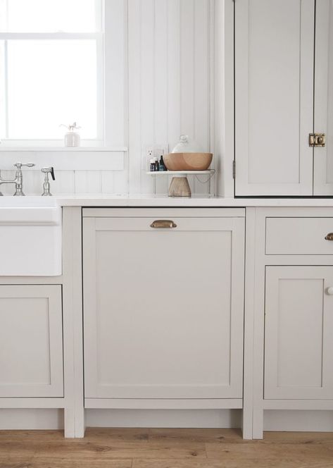 Turn your regular dishwasher into a panel dishwasher with this simple DIY, just requires 3 things! #diy #dishwasher #dishwasherpanel Dishwasher Cabinet, Dishwasher Panel, Wood Cabinet Knobs, Dishwasher Cover, Cabinet Fronts, Kitchen Cabinet Styles, Built In Dishwasher, New House Kitchen, Home Updates