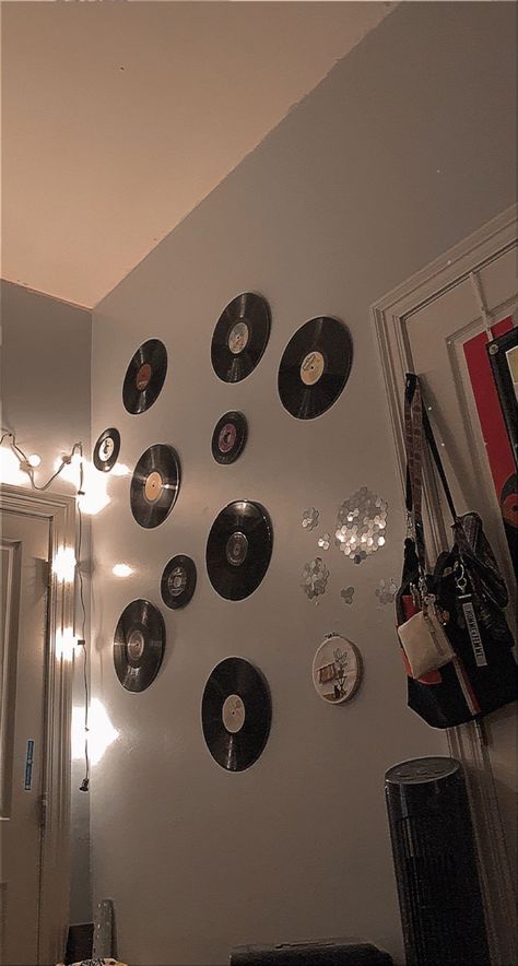 Vynal Record Wall Decor Aesthetic, Vinyl Wall Decor Ideas, Vinyl Dorm Decor, Vynil Room Aesthetic, Vinyl Records On Wall Aesthetic, Vinyl Record Wall Decor Bedroom, Vynil Record Wall Decor Ideas, Fake Vinyl Records, Vynil Record Aesthetic