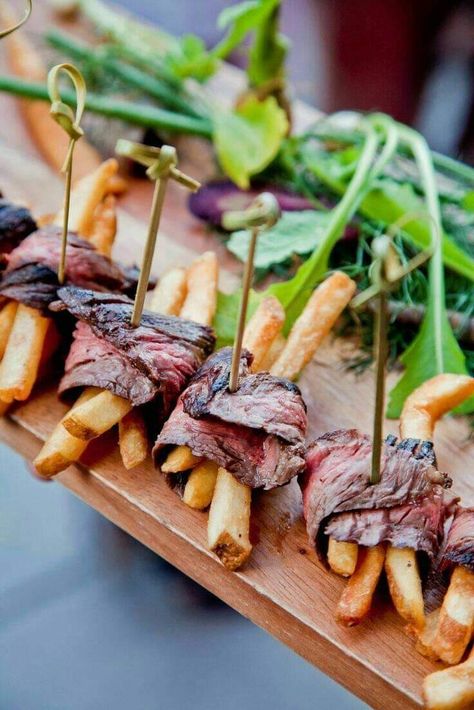 Beef Buffet Ideas, Wedding Hor D'oeuvres, Small Buffet Ideas Food, Steak Finger Food, Steak Canapes, Creative Finger Food, Potato Hors D’oeuvres, Wedding Canapes Ideas, Wedding Food Plated