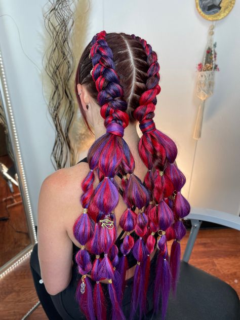 Colorful Fake Hair Braids, Rave Braids Festival Hair Red, Bubble Braid With Color Extensions, Hair Braiding With Colored Extensions, Dragon Braids With Extensions, Yarn Hairstyles Braids, Festival Braids With Color Extensions, Rave Braids Festival Hair, Music Festival Hairstyles