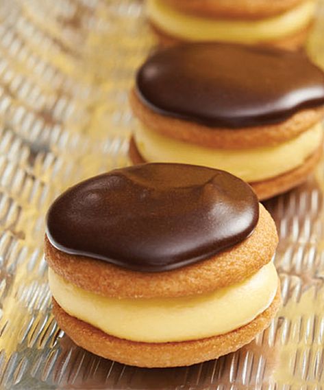 Boston Cream Pie Recipe, Dolci Finger Food, Winco Foods, Cream Pies, Boston Cream Pie, Cream Pie Recipes, Bite Size Desserts, Boston Cream, Chocolate Pudding