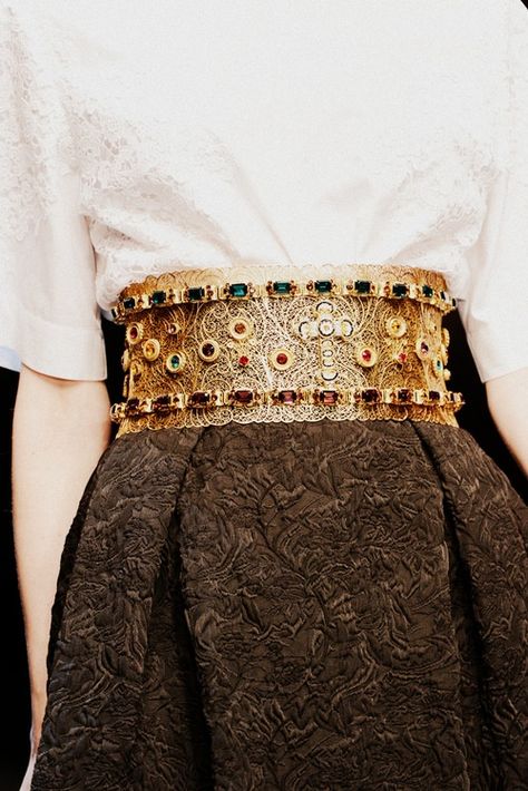 artdornment:  Dolce & Gabbana Fall 2013 Imperiul Roman, Golden Belt, Detail Couture, Couture Details, Review Fashion, Fashion Week Runway, Dolce E Gabbana, Mode Inspiration, Vintage Chanel