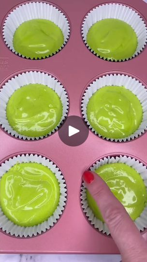 Grinch Cupcakes Easy, Grinch Cupcakes Ideas, Grinch Cupcakes, Christmas Muffins, Bake Sale Treats, Winter Cakes, Cinnamon Hearts, Heart Cupcakes, Christmas Cupcake