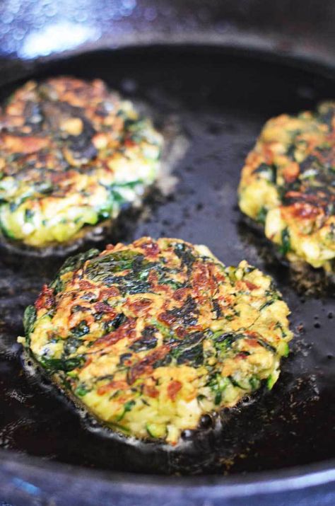 Salmon Pattys, Salmon Rissoles, Spinach Fritters, Salmon Sandwiches, Salmon Cake, Arabisk Mad, Canned Salmon Recipes, Salmon Recipes Baked Healthy, Zucchini Feta