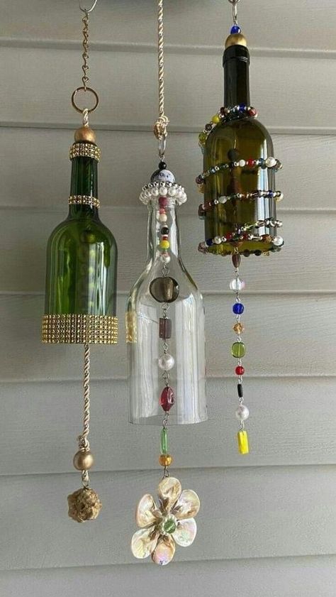 Wine Bottle Chimes, Bottle Chimes, Carillons Diy, Wine Bottle Wind Chimes, Old Wine Bottles, Wind Chimes Craft, Bottle Ideas, Glass Bottle Diy, Diy Glass Bottle Crafts