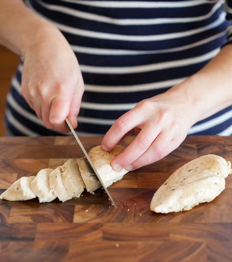 This is an excellent recipe and has made me now like and enjoy boneless chicken breasts.  Highly recommended. - How To Cook Moist & Tender Chicken Breasts Every Time Perfect Chicken Breast, Moist Chicken Breast, Moist Chicken, Ways To Cook Chicken, Zoodle Recipes, Easy Chicken Breast, Chicken Breast Recipes Easy, Tender Chicken Breast, Cooking Tutorials