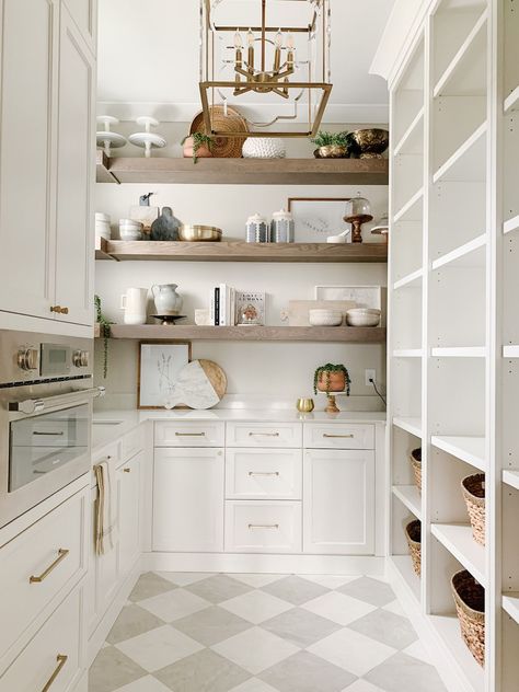 22 Items You Need in Your Pantry for 2022 - COCOCOZY Kitchen Butlers Pantry, Dream Pantry, House Pantry, Pantry Inspiration, Pantry Room, Desain Pantry, Pantry Remodel, Kitchen Pantry Design, Butler's Pantry