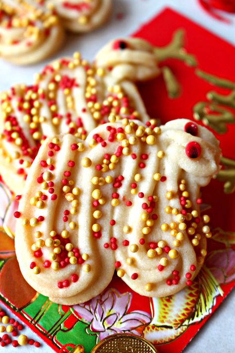 Butter Cookie Dragons ( 龙饼 ) for Chinese New Year Honey Lollipops, Chinese New Year Desserts, Chinese New Year Cookies, Butter Cookie Recipe, New Year's Desserts, Bosnian Recipes, New Years Cookies, Dragon Cookies, Butter Cookie