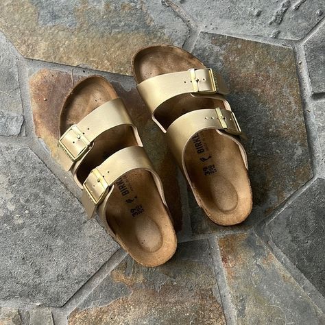 Gold Arizona Birko-Flor Birkenstocks (Size 39) Gold Birkenstocks Outfit, Berkinstock Outfit, Gold Birkenstocks, Birkenstock Gold, Birkenstock Outfit, Bordeaux France, Stockholm Style, Birkenstock Women, Stockholm Fashion