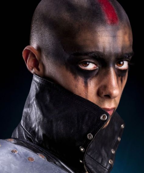 maquillage homme guerrier urbain post-apocalyptique halloween Vampire Men Makeup, Scary Easy Makeup, Diy Vampire Makeup, Post Apocalyptic Makeup, Mad Max Makeup, Halloween Makeup Ideas For Men, Halloween Makeup For Men, Makeup Ideas For Men, Sith Makeup