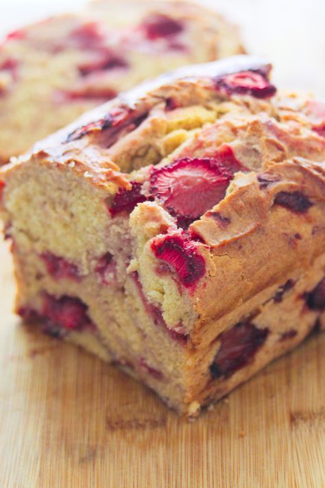 Very Moist Gluten Free strawberry cake bread that is bursting with strawberries. Just in time for strawberry season Gluten Free Strawberry Cake, Bread Strawberry, Glutenfree Bread, Strawberry Coffee, Telur Rebus, Strawberry Bread, Cake Bread, Berry Cake, Gluten Free Sweet