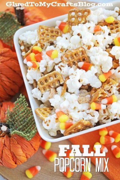 Simple Fall Popcorn Mix Recipe - this will be great for the kids' party!  #halloween #snack #partyfood #recipe Fall Popcorn Mix, Popcorn Snack Mix Recipes, Popcorn Mix Recipes, Fall Popcorn, Snickers Caramel Apple Salad, Popcorn Mix, Apple Salad Recipes, Trail Mix Recipes, Healthy Halloween Snacks