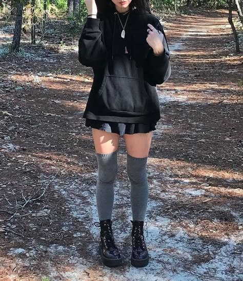 Hoodie And Thigh High Socks, Emo Hoodie Outfit, Thigh High Socks Outfit Aesthetic, How To Style Thigh High Socks, Thigh High Sock Outfits, Edgy Fashion Grunge, Soft Emo, Thigh High Socks Outfit, Alt Outfits