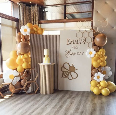 Bee Backdrop Birthday Parties, Bee Day Balloon Arch, Bee Themed Birthday Party Backdrop, Bee Theme Decor, First Bee Day Balloon Garland, Honey Theme Birthday, Honey Bee Party Decorations, Bumble Bee Party Decorations, Beeday Party Decor