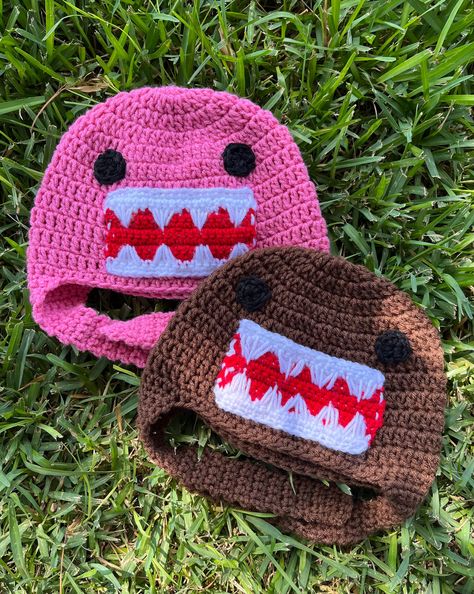 handmade crochet domo hats ! *made to fit adults*  Please pick what color you would like and how many. product is handmade and takes 1-2 weeks for completion. *Item made in pet-friendly home* Crochet Domo Hat, Dark Green Crochet Ideas, Matching Crochet Hats, Silly Crochet Hats, Crochet Squid Hat, Cute Beanie Crochet, Sonic Crochet Hat, Funky Crochet Projects, Unique Crochet Projects Ideas