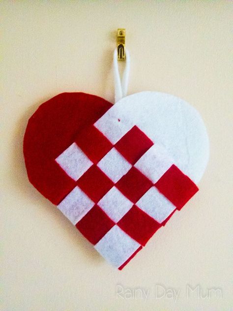 Create your own Scandinavian Woven Heart Ornament to decorate the or home or tree. Follow these simple instructions for a little Hygge in your home. Diy Felt Ornaments, Christmas Diy Felt, Scandinavian Christmas Diy, Scandinavian Ornaments, Paper Ornaments Diy, Sewn Christmas Ornaments, Felt Ornaments Diy, Christmas Party Crafts, Woven Heart