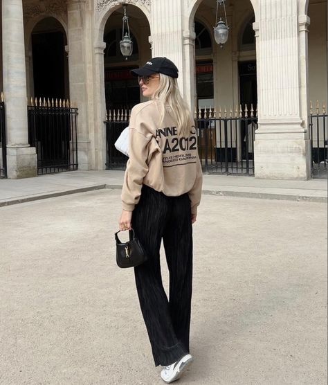 Gucci Mini Jackie Bag, Gucci Jackie Bag Outfit, Gucci Mini Jackie, Black Bag Outfit, Gucci Jackie 1961, Filters App, Street Style Bags, Gucci Mini, Daily Outfit Inspiration