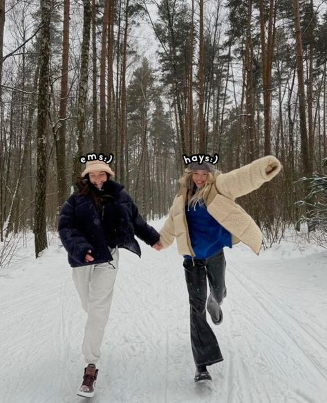 Snow Winter Photoshoot, Winter Photoshoot Ideas With Friends, Winter Friends Aesthetic, Winter With Friends, Addams Familie, Winter Friends, Snow Photoshoot, Cabin Trip, Snow Pictures