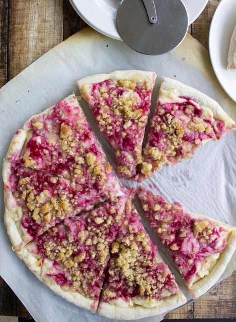 Raspberry Cheesecake White Chocolate Dessert Pizza with Streusel Crumb Topping Chocolate Dessert Pizza, Grilled Strawberries, White Chocolate Desserts, Dessert Pizza Recipes, Homemade Pizza Dough Easy, Sweet Pizza, Raspberry White Chocolate, Cake Light, Nutella Desserts