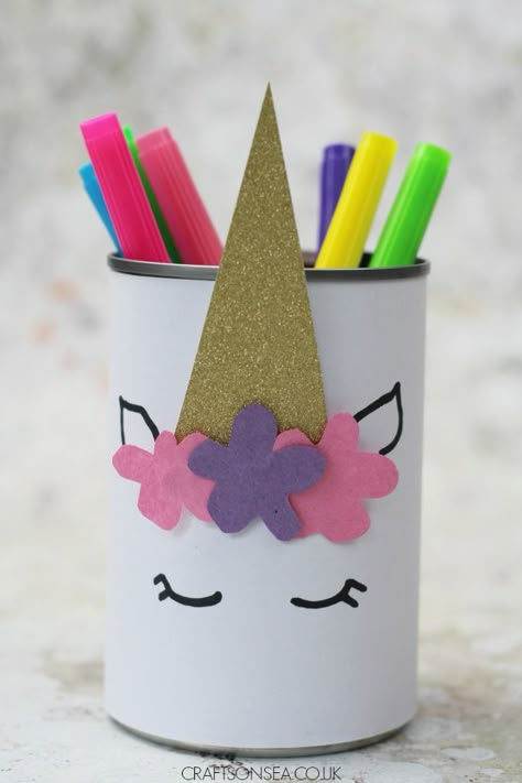 This unicorn pencil holder is just too cute! Follow the written instructions or video tutorial for this easy DIY craft for kids and upcycle yourself this sweet unicorn pencil pot. #kidscrafts #unicorn #kidsactivities #unicornparty Unicorn Pencil Holder, Unicorn Crafts Diy, Unicorn Pencil, Kraf Kertas, Diy Unicorn, Unicorn Crafts, Diy And Crafts Sewing, Diy Simple, Crafts For Girls