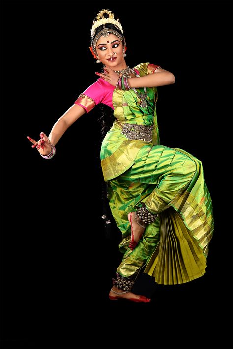 Kuchipudi Krishna Bharatanatyam Costume, Bharatanatyam Dancer, Classic Makeup Looks, Indian Classical Dancer, Bharatanatyam Poses, Dance Of India, Skirt Costume, Dance Pose, Chloe Lukasiak