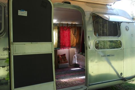 The Small Life: Dre’s Free-Spirited Airstream Vintage Glamping, Van Inspiration, Big Blank Wall, Hey Ya, Big Yard, Ideas For Design, Rv Living Full Time, Camper Living, Current Location